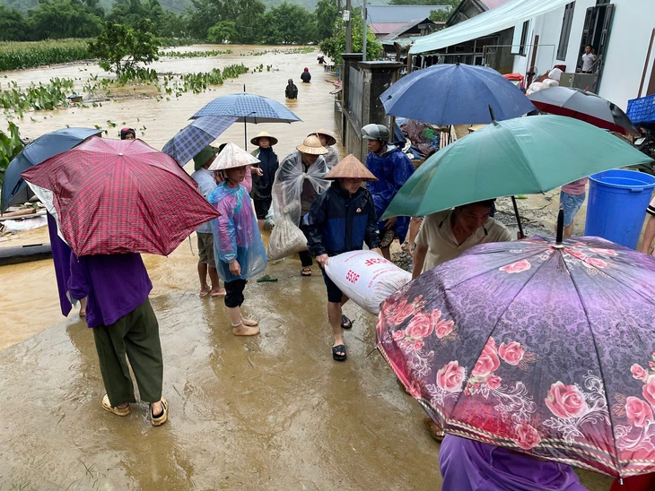Xã Bản Giang ngập sâu sau mưa lớn - Ảnh: ĐINH AN