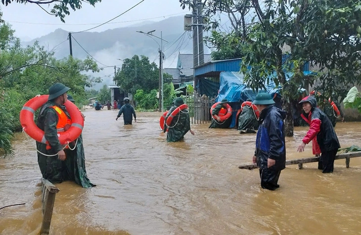 Lực lượng quân đội tham gia sơ tán người và tài sản về vị trí an toàn - Ảnh: THẾ THÀNH