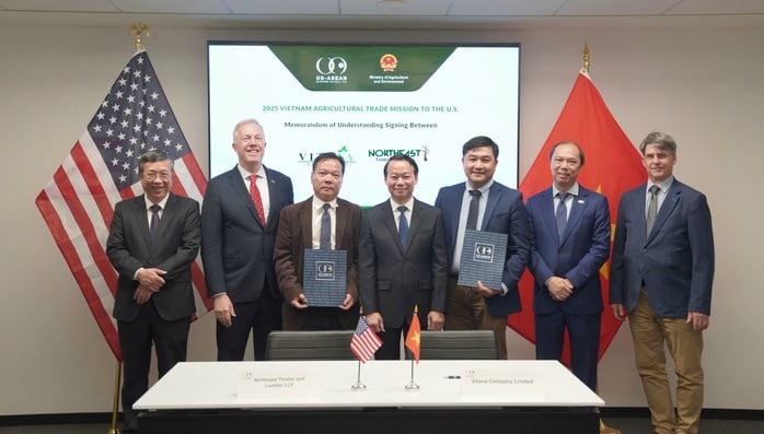 Bộ trưởng Đỗ Đức Duy và Chủ tịch USABC Ted Osius chứng kiến các lễ ký MOU giữa doanh nghiệp Việt Nam và Mỹ. Ảnh: Bộ NN-MT.