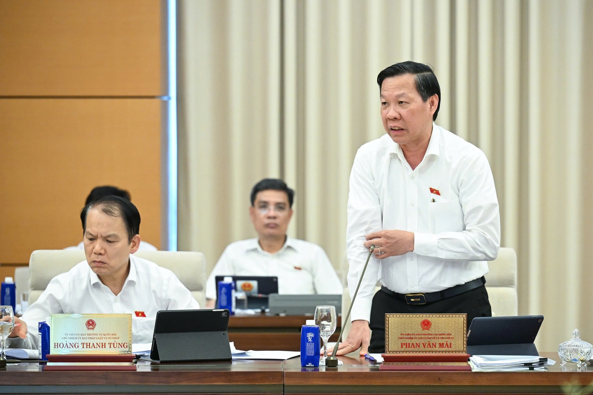 Chủ nhiệm Ủy ban Kinh tế - Tài chính của Quốc hội Phan Văn Mãi báo cáo tại phiên họp. Ảnh: media.quochoi.vn