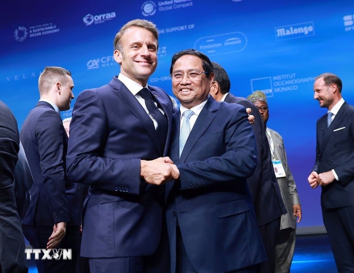 Thủ tướng Phạm Minh Chính và Tổng thống Pháp Emmanuel Macron tại diễn đàn - Ảnh: TTXVN