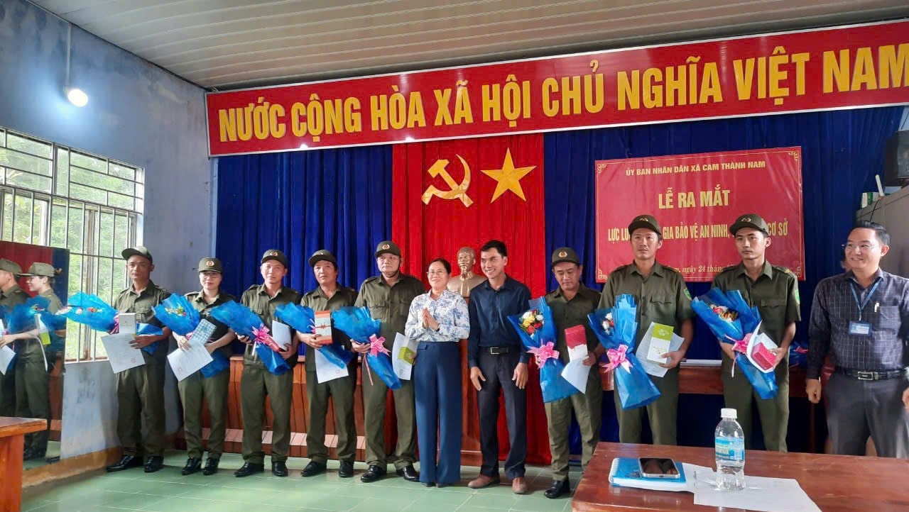 Lễ ra mắt lực lượng tham gia bảo vệ an ninh ở Cam Thành Nam góp phần ổn định và giữ bình yên cho nhân dân