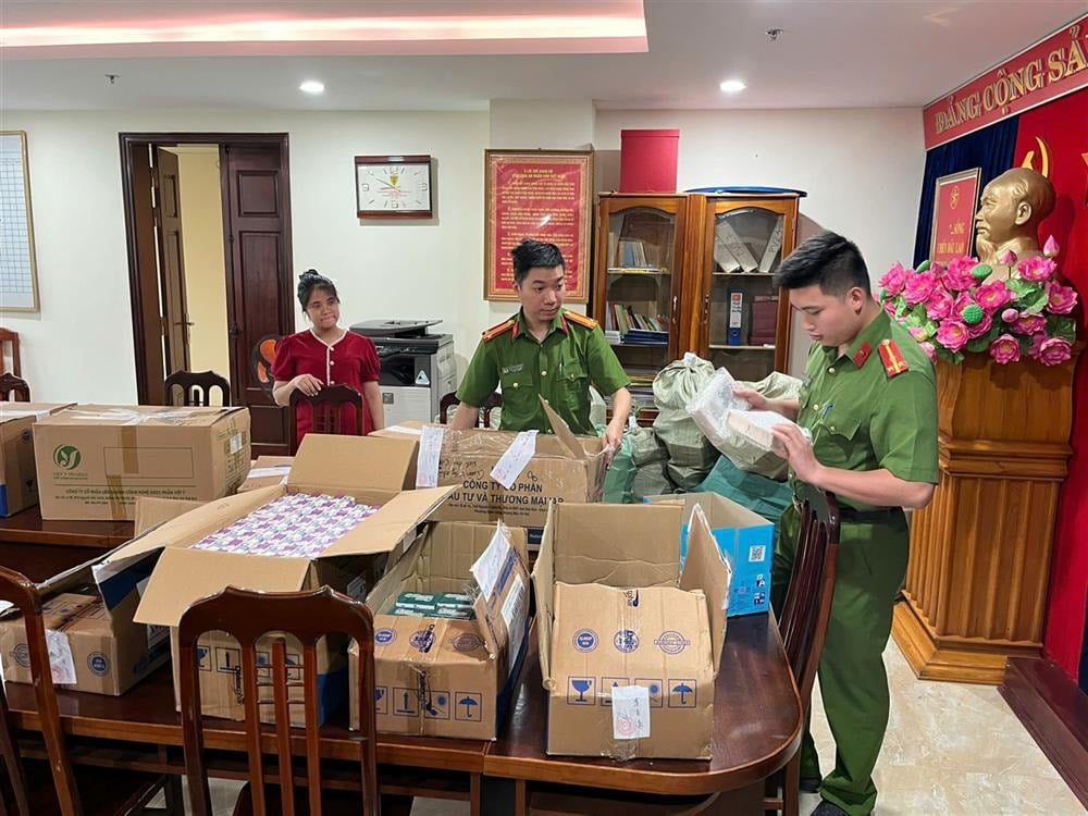 Cán bộ Phòng Cảnh sát kinh tế Công an tỉnh Yên Bái kiểm tra số hàng hóa bị thu giữ (ảnh CTT BCA)