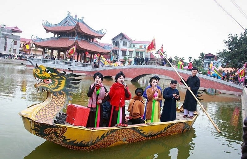Các liền anh, liền chị hát quan họ trên thuyền tại Lễ hội Lim. Ảnh: M.H