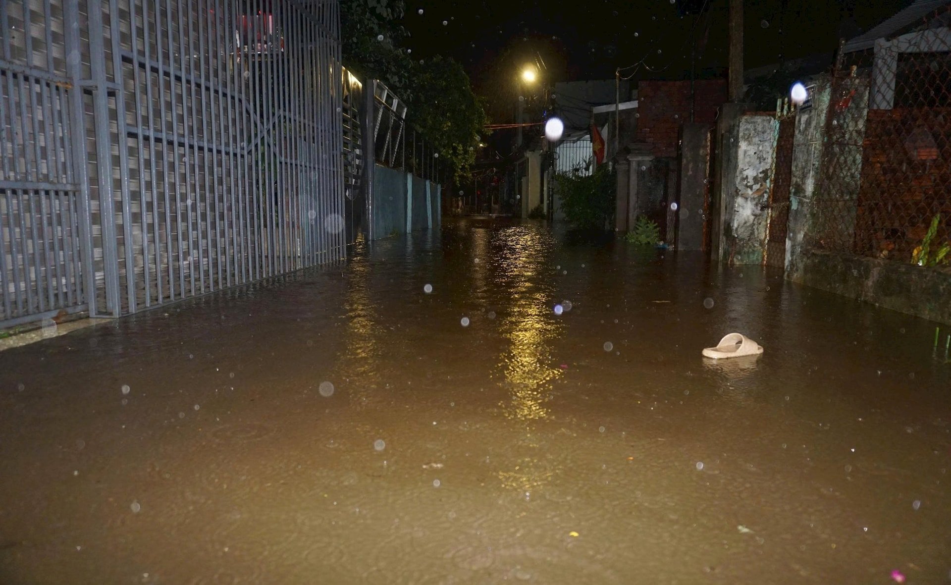 Sáng 12.6, nước sông vẫn đang dâng cao tiếp tục gây nguy cơ ngập