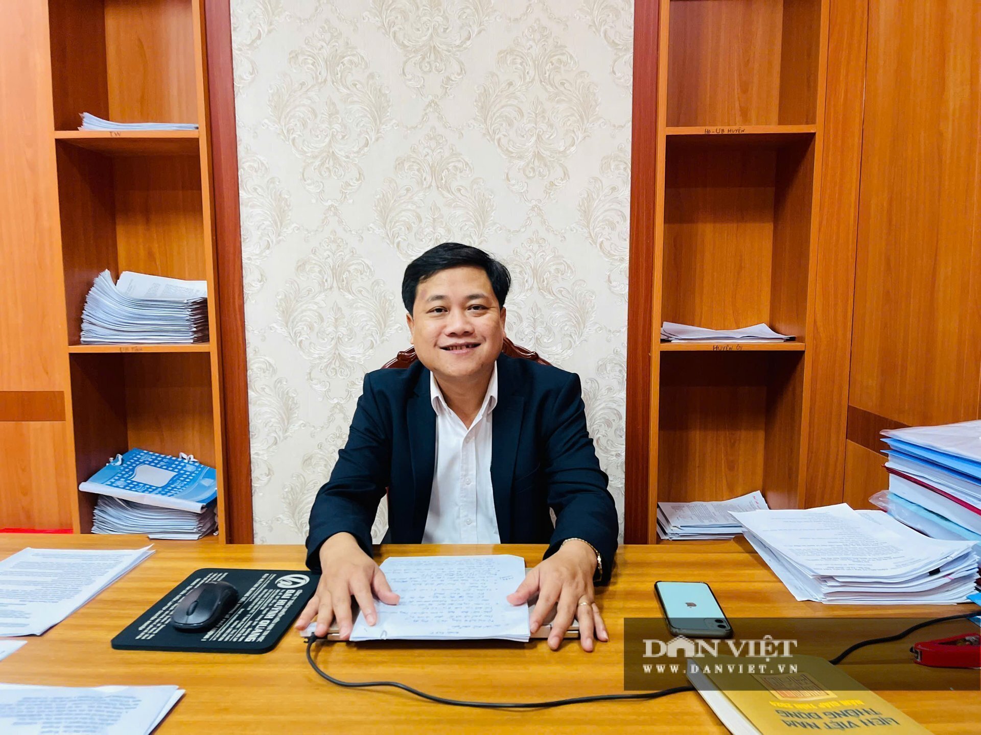 Ông Đặng Hữu Phúc - Phó Chủ tịch UBND huyện Duy Xuyên trao đổi với PV. Dân Việt. Ảnh: P.T.
