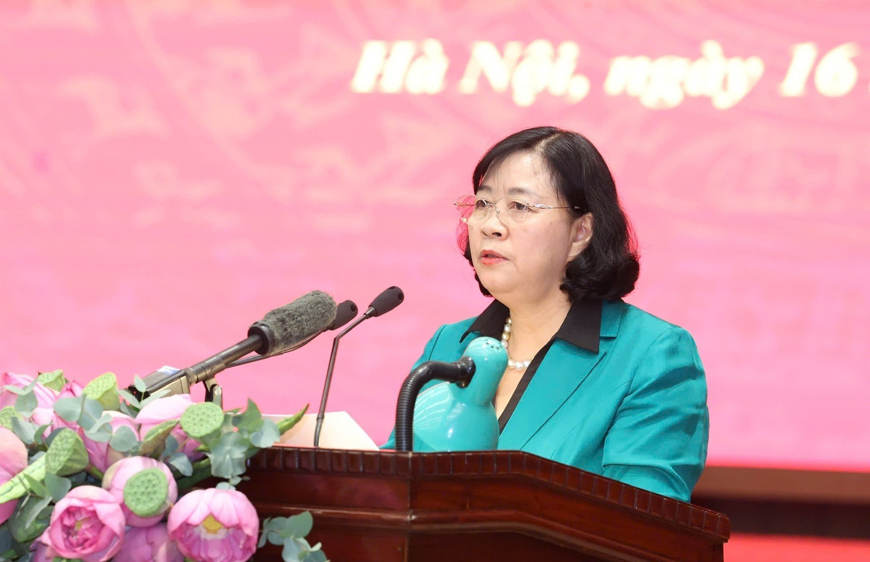 Bí thư Thành ủy Hà Nội Bùi Thị Minh Hoài trình bày báo cáo tại cuộc làm việc.