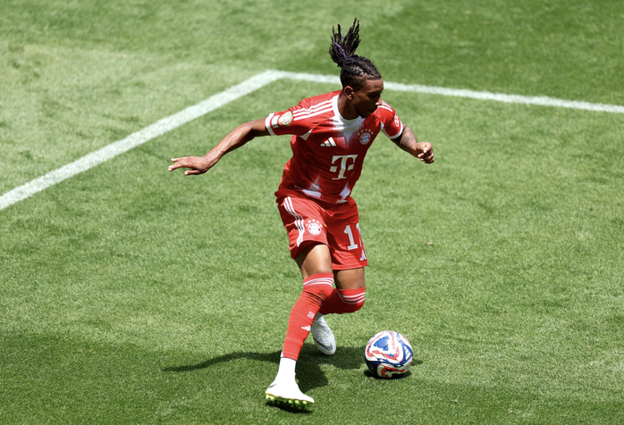 Michael Olise tung hoành trên hàng công Bayern Munich