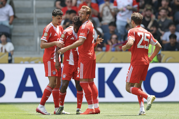 Đồng đội chia vui cùng Kingsley Coman sau bàn mở tỉ số