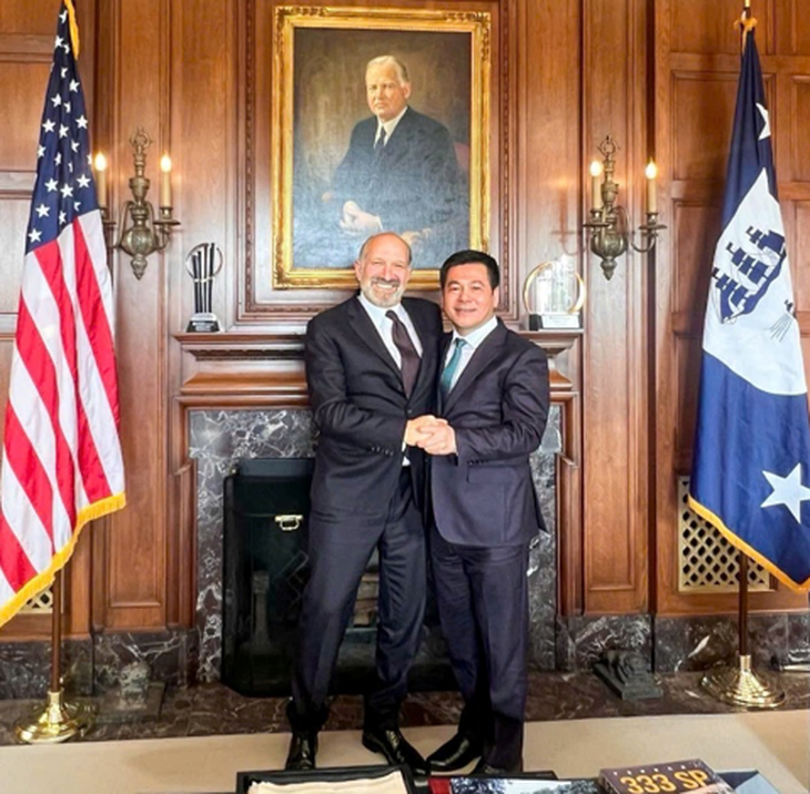 Bộ trưởng Thương mại Hoa Kỳ Howard Lutnick vui mừng gặp lại Bộ trưởng Bộ Công Thương Nguyễn Hồng Diên - Ảnh: BCT