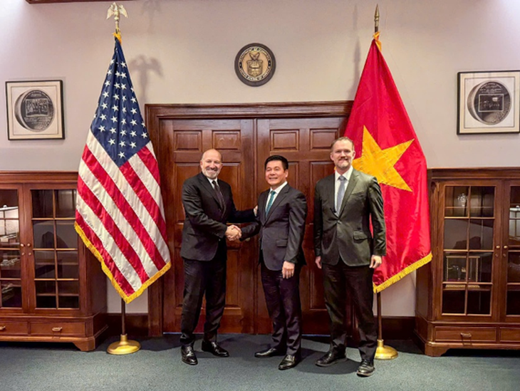 Bộ trưởng Bộ Thương mại Mỹ Howard Lutnick và Đại sứ Jamieson Greer, Trưởng Đại diện Thương mại Mỹ cùng Bộ trưởng Bộ Công Thương Nguyễn Hồng Diên - Ảnh: BCT
