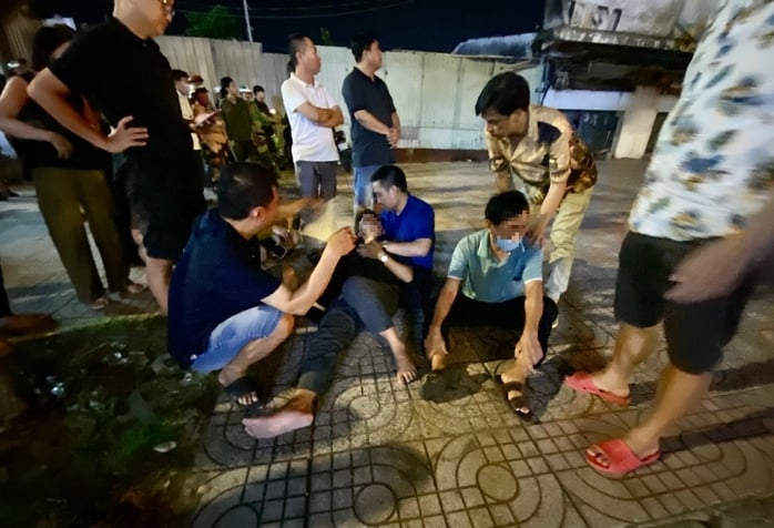 Người nhà nạn nhân ngất khi người thân mình ra đi mãi mãi.