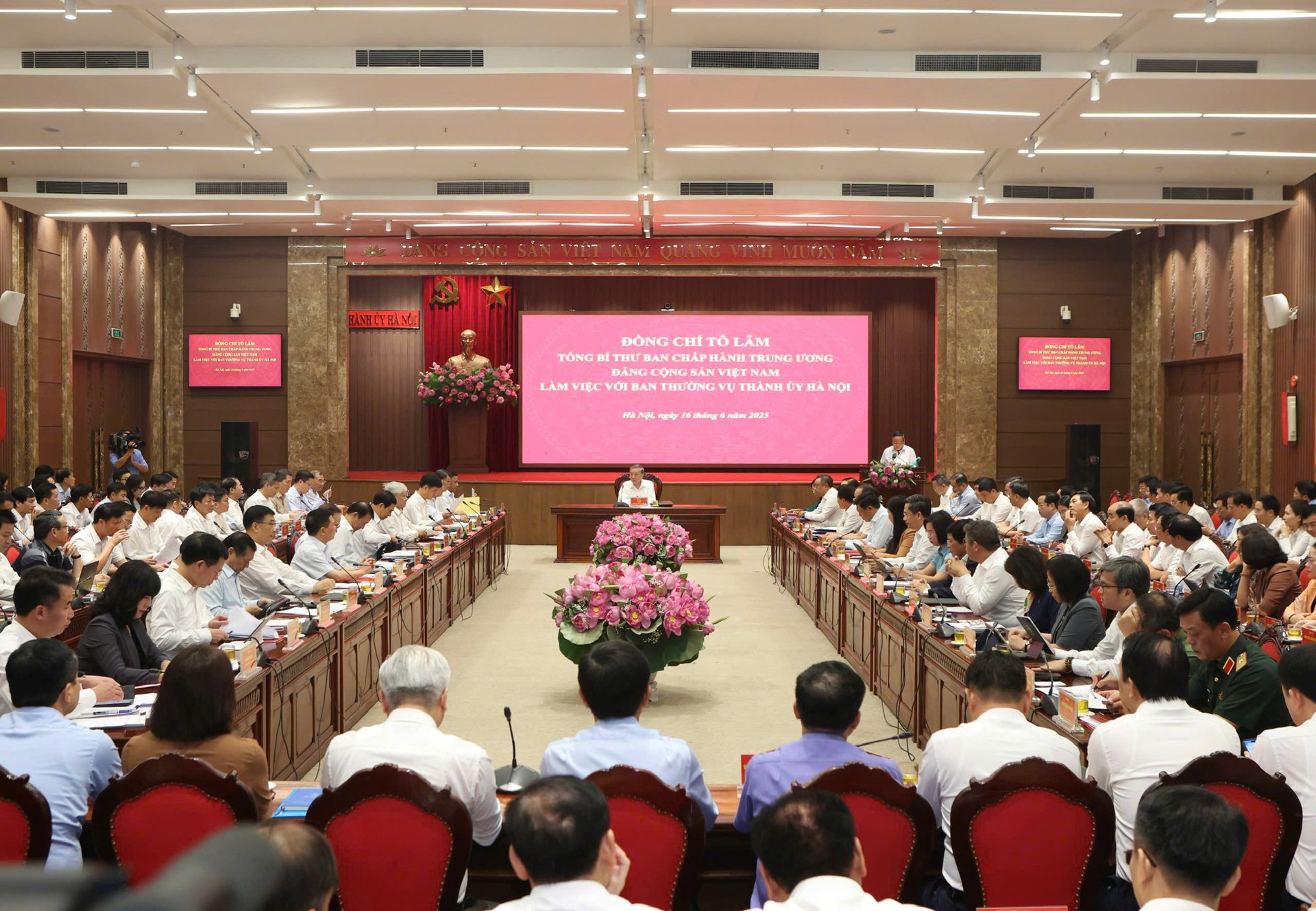 Quang cảnh buổi làm việc cuộc làm việc của Tổng Bí thư Tô Lâm với Ban Thường vụ Thành ủy Hà Nội.
