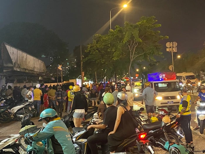 Đông đảo người dân tập trung theo dõi vụ việc
