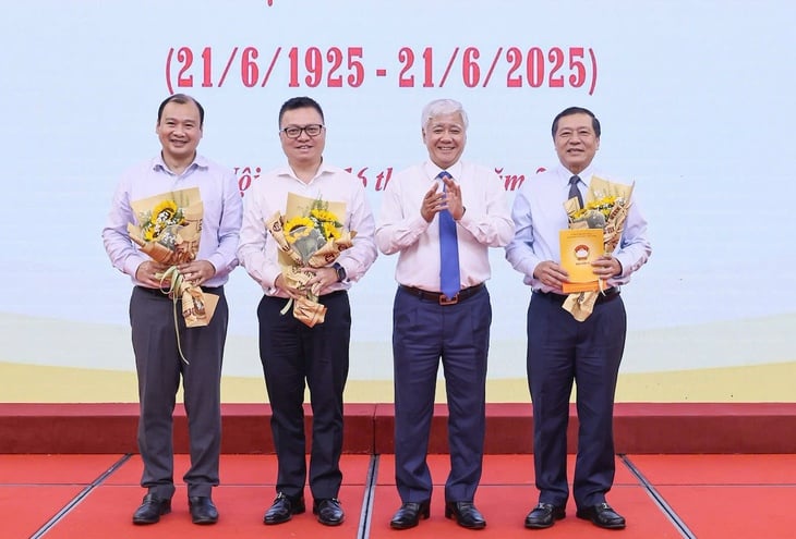 Ông Đỗ Văn Chiến tặng hoa chúc mừng các đại biểu - Ảnh: QUANG VINH