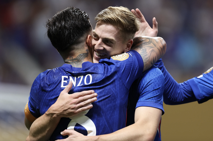 Liam Delap kiến tạo cho Enzo ghi bàn sau khi được tung vào sân