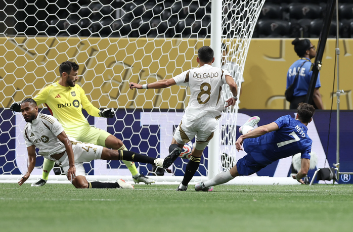 Pedro Neto phá lưới thủ thành Hugo Lloris của LAFC