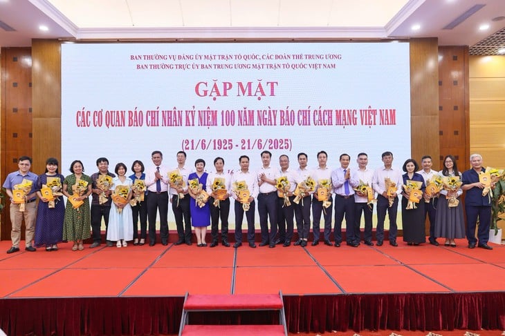 Lãnh đạo Đảng ủy MTTQ, các đoàn thể Trung ương tặng hoa cho đại diện báo Tuổi Trẻ và các đại biểu tham dự gặp mặt - Ảnh : QUANG VINH