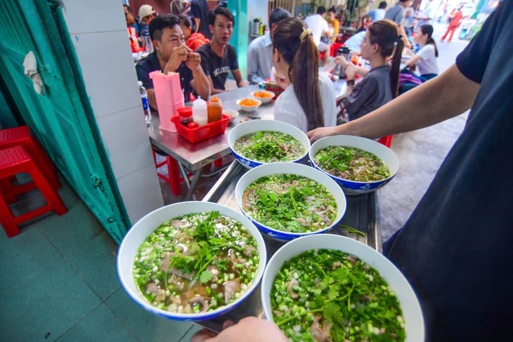 Sự thay đổi trong chính sách thuế quản lý khiến nhiều hộ kinh doanh lo lắng - Ảnh: QUANG ĐỊNH