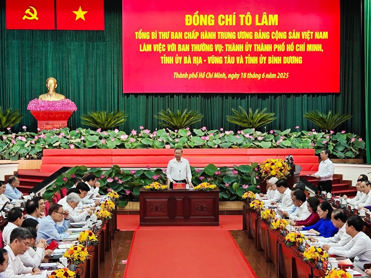 Tổng Bí thư Tô Lâm phát biểu định hướng buổi làm việc. Ảnh: Nguyễn Lê