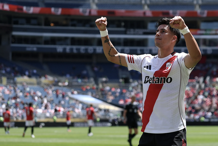 Maximiliano Meza ấn định chiến thắng 3-1