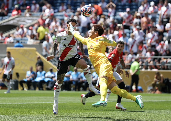 Sebastian Driussi ghi bàn và dính chấn thương, rời sân ngay sau đó
