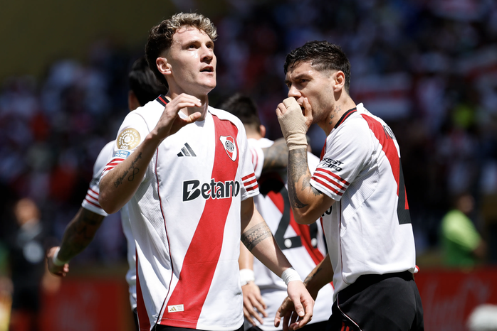 Facundo Colidio mở tỉ số cho River Plate bằng một pha đánh đầu