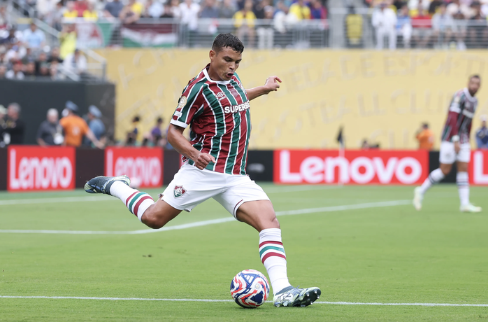 CĐV chứng kiến Thiago Silva vững vàng trong màu áo Fluminense