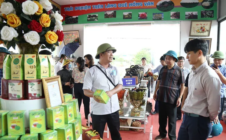 Chương trình OCOP đã thúc đẩy quảng bá sản phẩm chủ lực của địa phương và nâng cao giá trị sản phẩm, phát huy lợi thế từng địa phương - Ảnh: Giới thiệu các sản phẩm du lịch của xã Hồng Vân, huyện Thường Tín đến du khách.