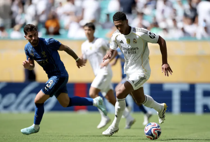 Jude Bellingham đi bóng trước các hậu vệ Al-Hilal