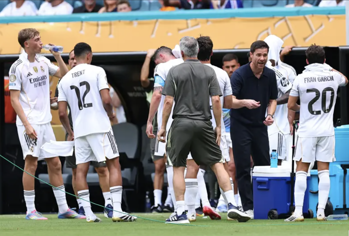 Real Madrid không hài lòng khi bị cầm chân trận ra quân
