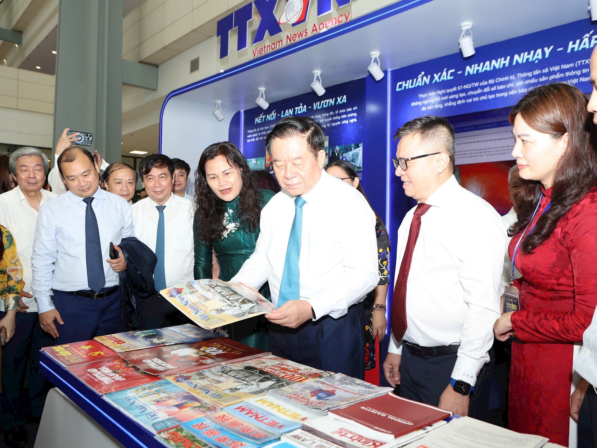 Đồng chí Nguyễn Trọng Nghĩa và các đại biểu tham quan các gian trưng bày. Ảnh: Phạm Hùng