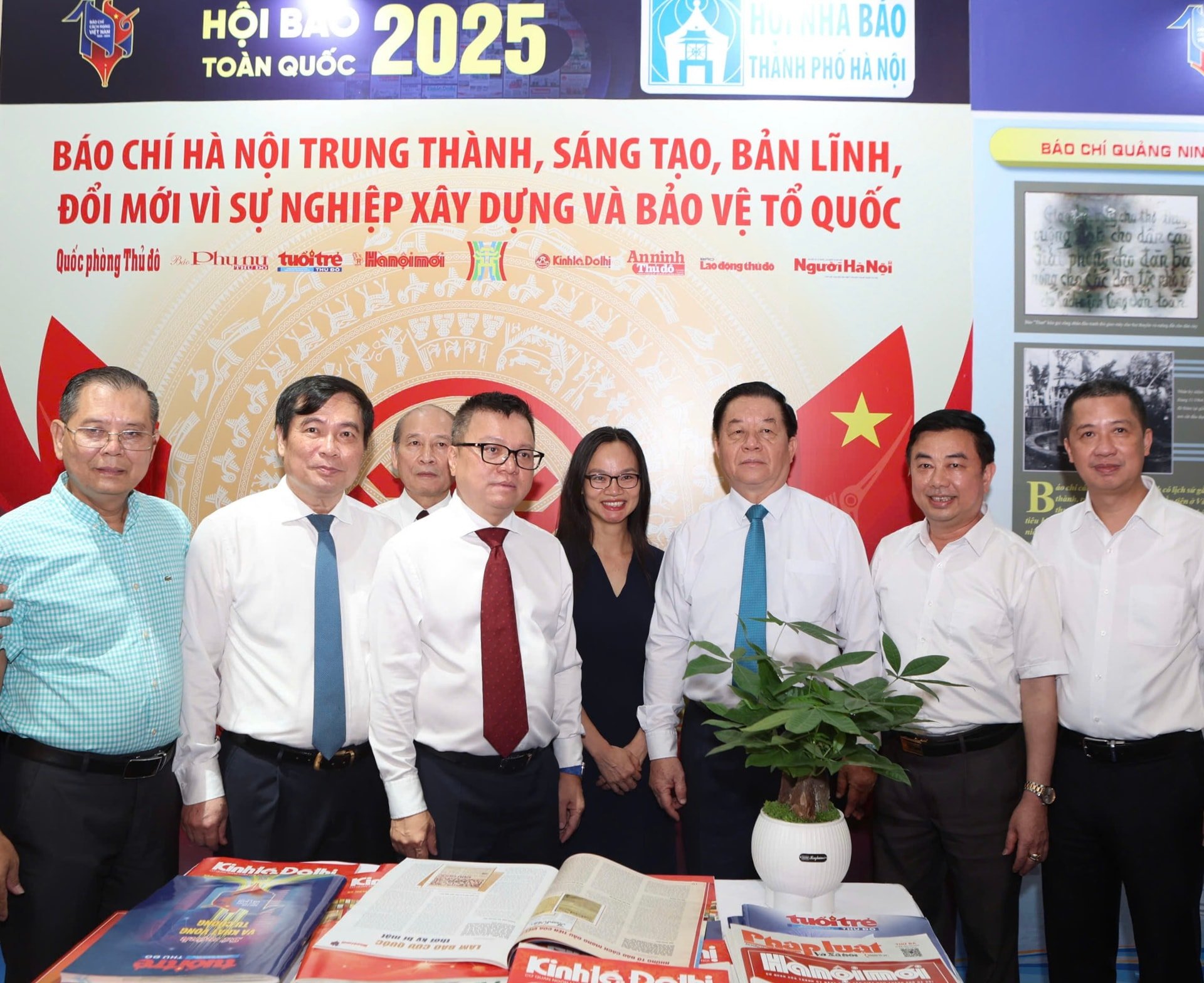 Đồng chí Nguyễn Trọng Nghĩa, đồng chí Lê Quốc Minh và các đại biểu tham quan gian trưng bày Hội Nhà báo thành phố Hà Nội và các cơ quan báo chí Thủ đô. Ảnh: Phạm Hùng