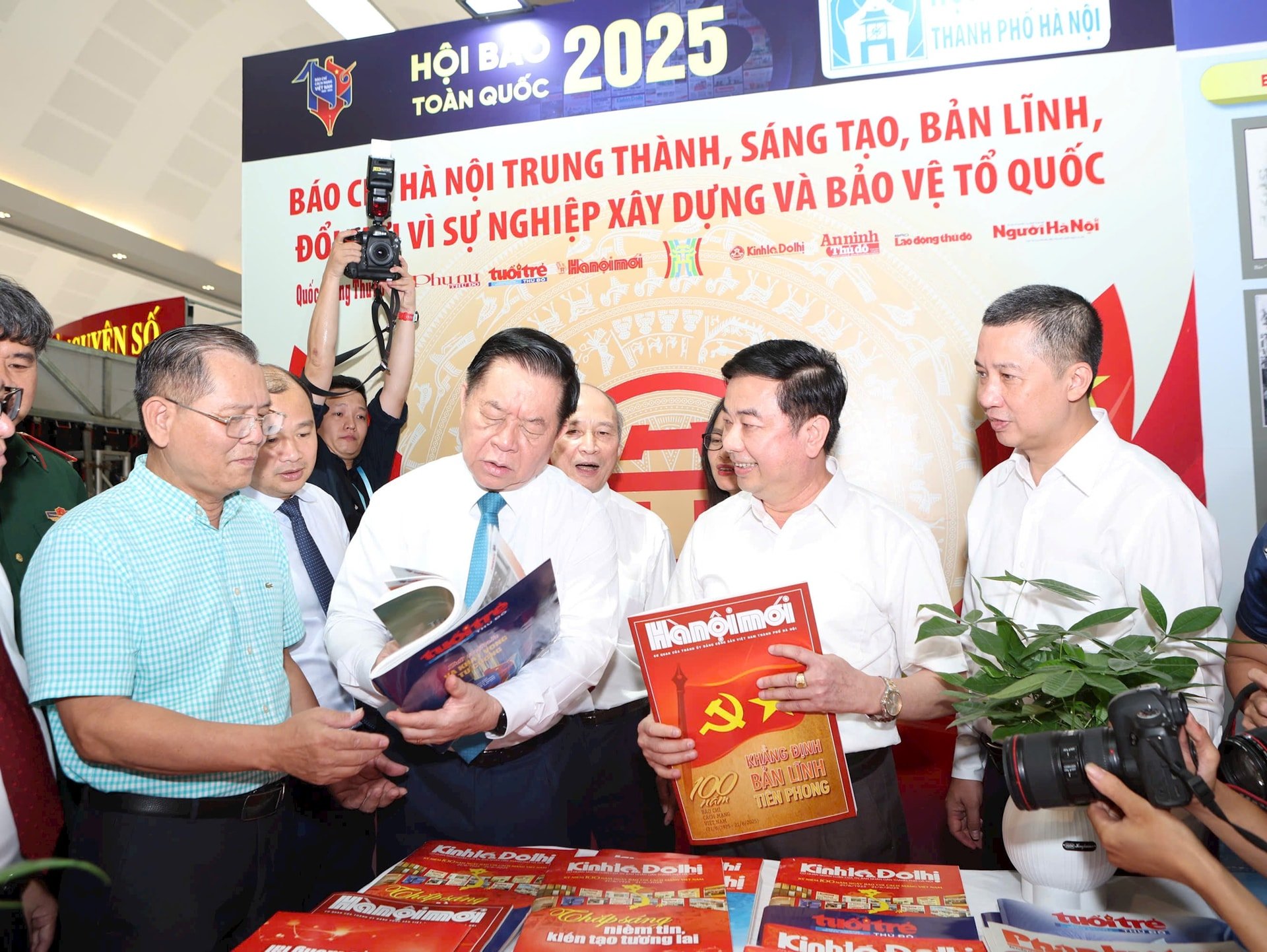 Trưởng ban Tuyên giáo và Dân vận Trung ương Nguyễn Trọng Nghĩa xem các ấn phẩm của báo chí Hà Nội. Ảnh: Phạm Hùng