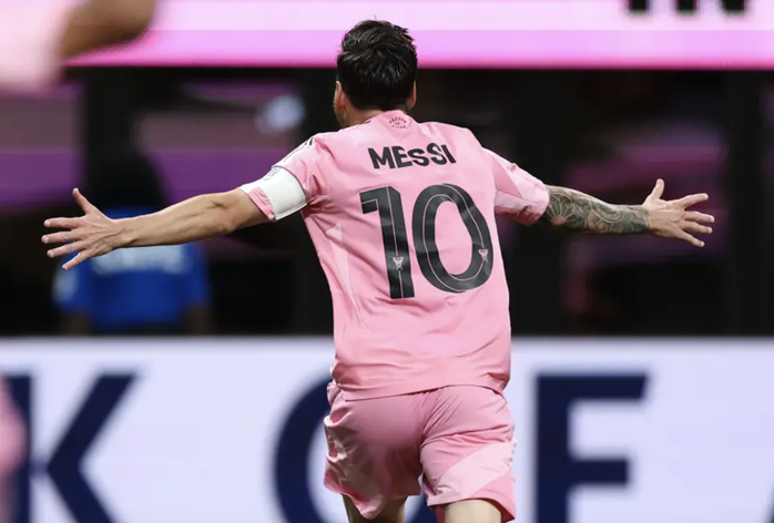 Lionel Messi lập siêu phẩm