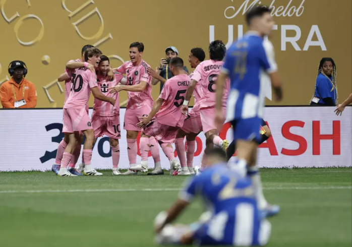 Porto cầm chắc bị loại khi thua đội bóng của Lionel Messi