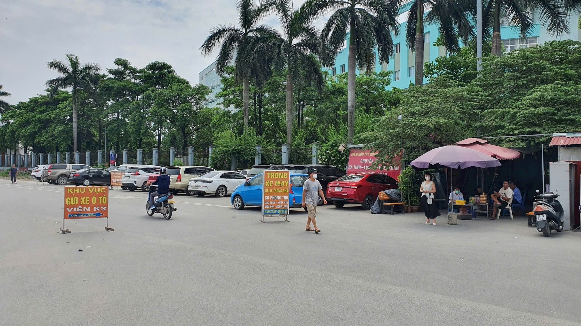  Trông xe kiêm bán trà đá, cũng là nhân viên của trạm trung chuyển đón trả khách của các hãng xe khách liên tỉnh Hà Nội - Hà Tĩnh... Ảnh: VD