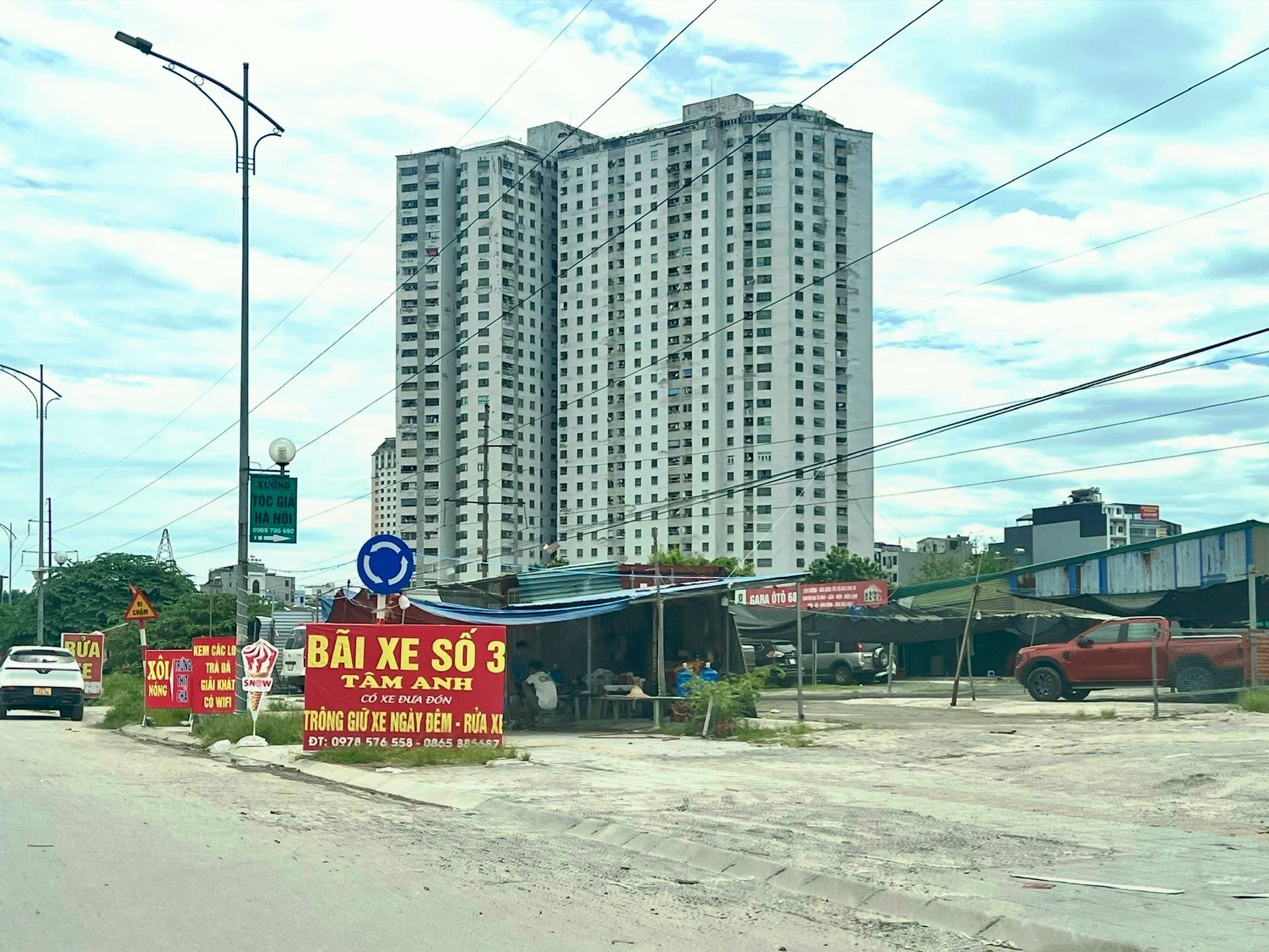  Nhiều biển trông giữ xe được trưng dụng dọc đường Phạm Tu để chào mời khách.