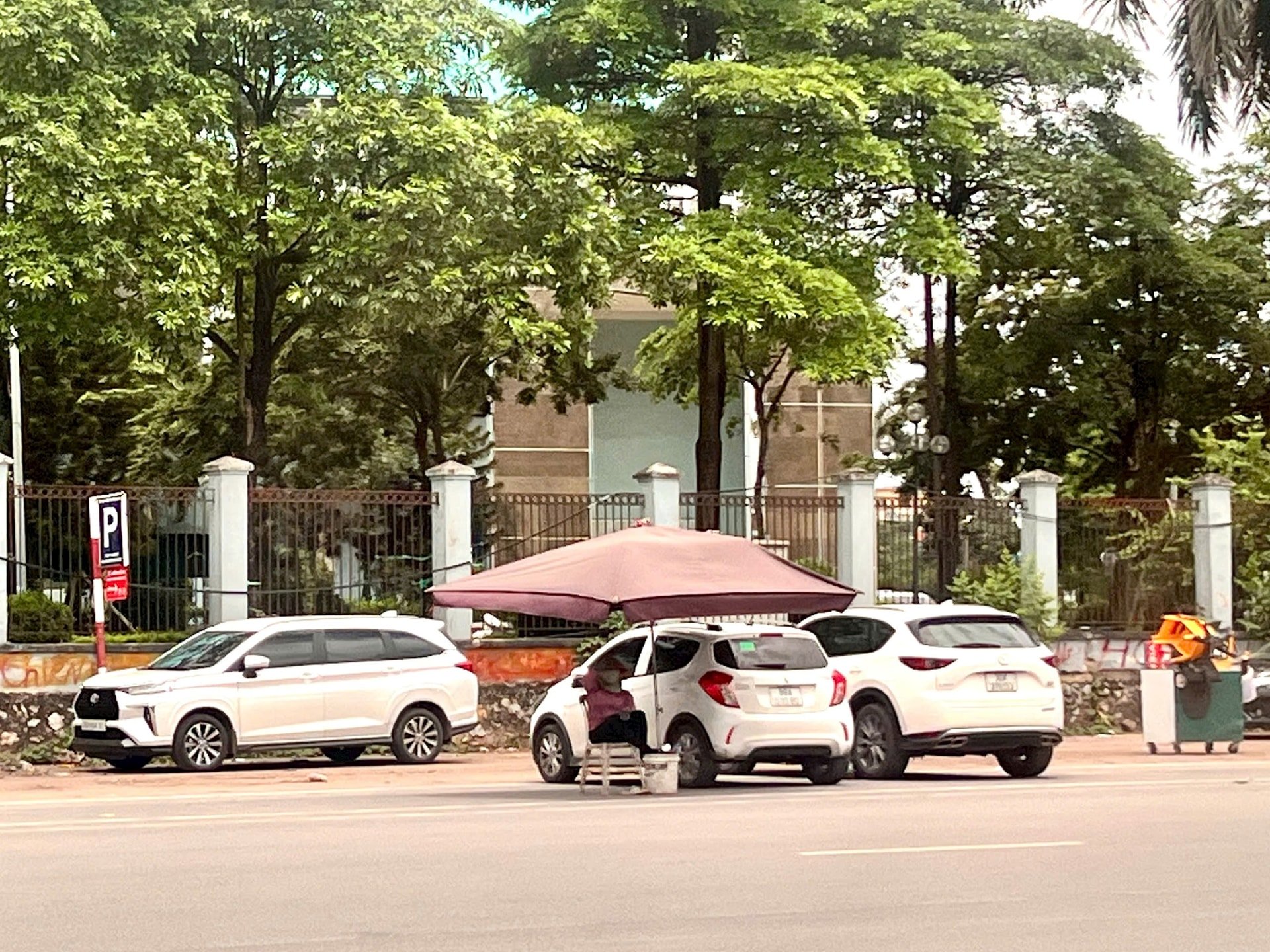  Đi từ đường Cầu Bươu rẽ vào đường Phạm Tu, ngay đoạn gần cổng Bệnh viện K Tân Triều, bất cứ ai đỗ ô tô ở đoạn đường này đều bị nhân viên ra thu tiền và chỉ chỗ đỗ xe. Ảnh: VD