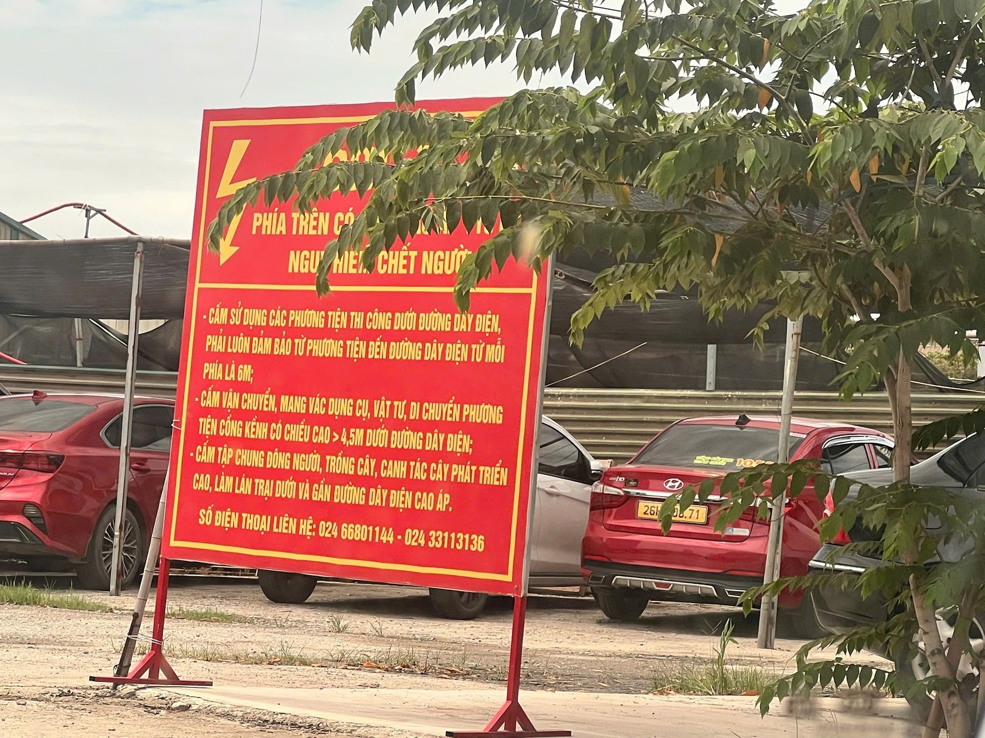  Trông xe ngay cạnh biển cảnh báo nguy hiểm.