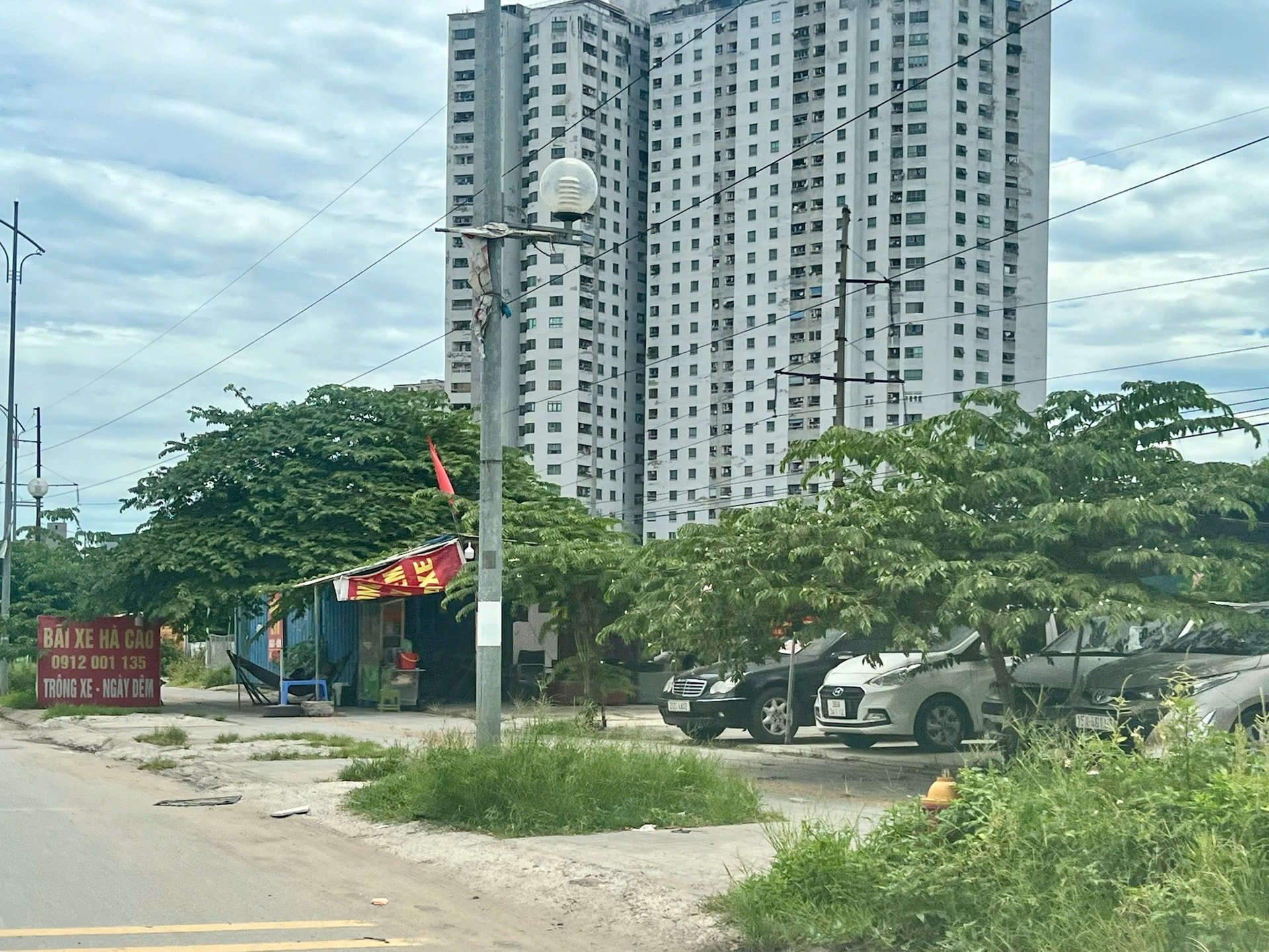  Phía đối diện cổng Bệnh viện K Tân Triều xuất hiện khá nhiều điểm trông xe dưới dòng điện cao thế.