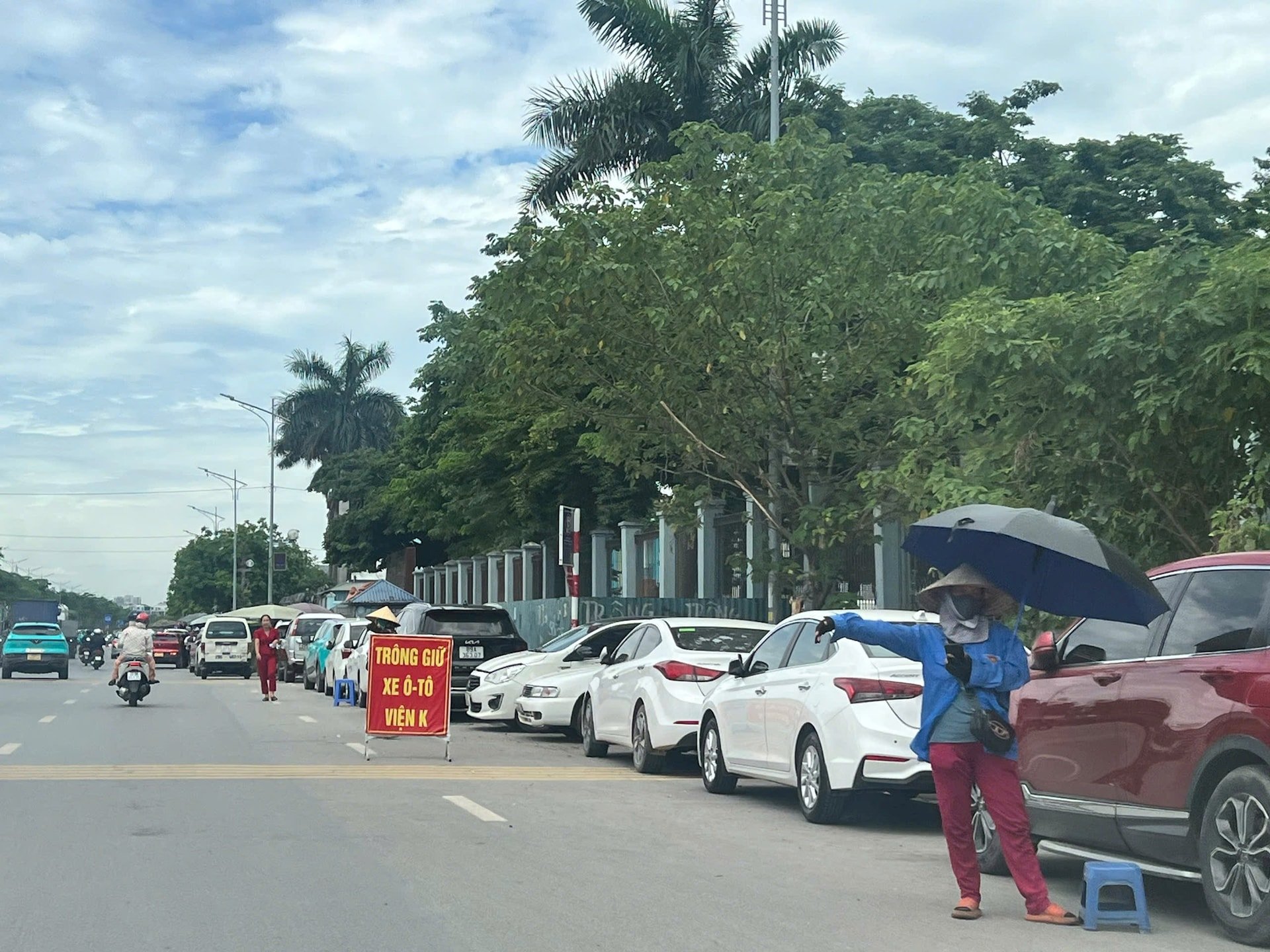  Đi từ đường Cầu Bươu rẽ vào đường Phạm Tu, ngay đoạn gần cổng Bệnh viện K Tân Triều, bất cứ ai đỗ ô tô ở đoạn đường này đều bị nhân viên ra thu tiền và chỉ chỗ đỗ xe.