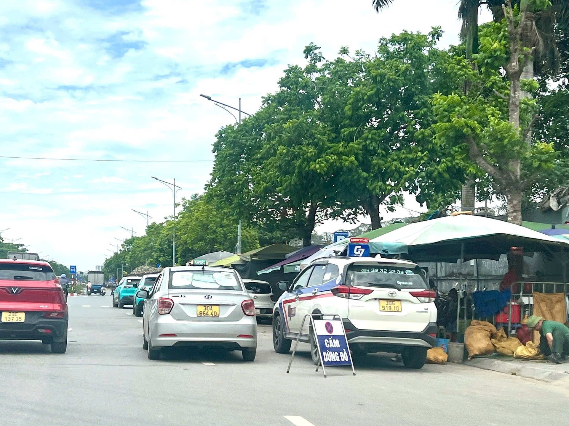  Trông giữ xe lộn xộn ngay dưới biển cấm dừng đỗ. ảnh: VD