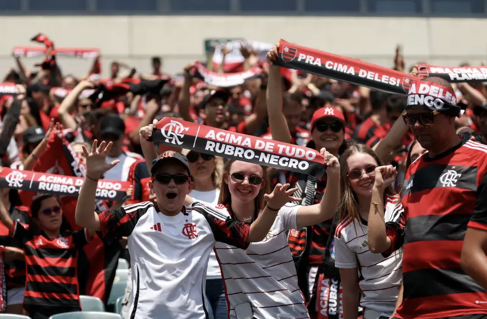 Cổ động viên Flamengo mừng đội nhà đoạt vé đầu tiên vào vòng knock-out