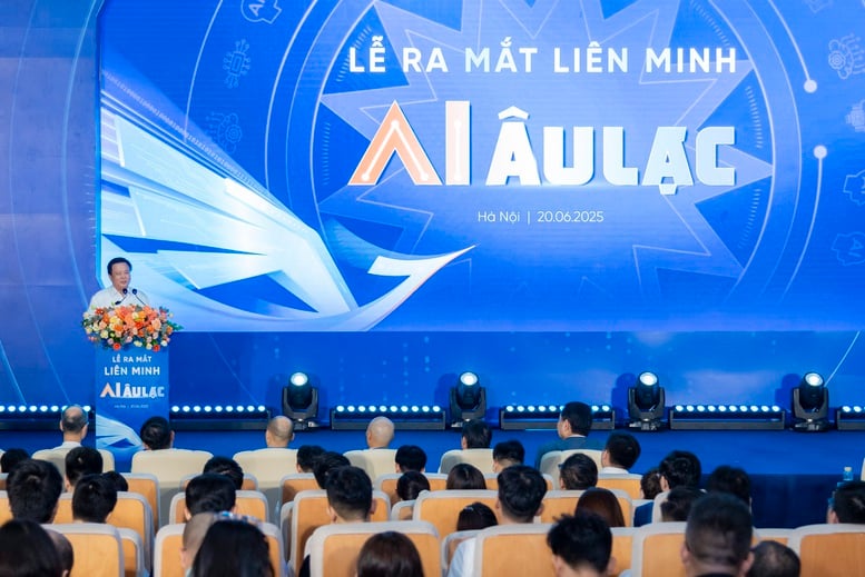 GS.TS Nguyễn Xuân Thắng, Uỷ viên Bộ Chính trị, Giám đốc Học viện Chính trị quốc gia Hồ Chí Minh, Chủ tịch Hội đồng Lý luận Trung ương phát biểu tại Lễ ra mắt Liên minh - Ảnh: VGP/HM