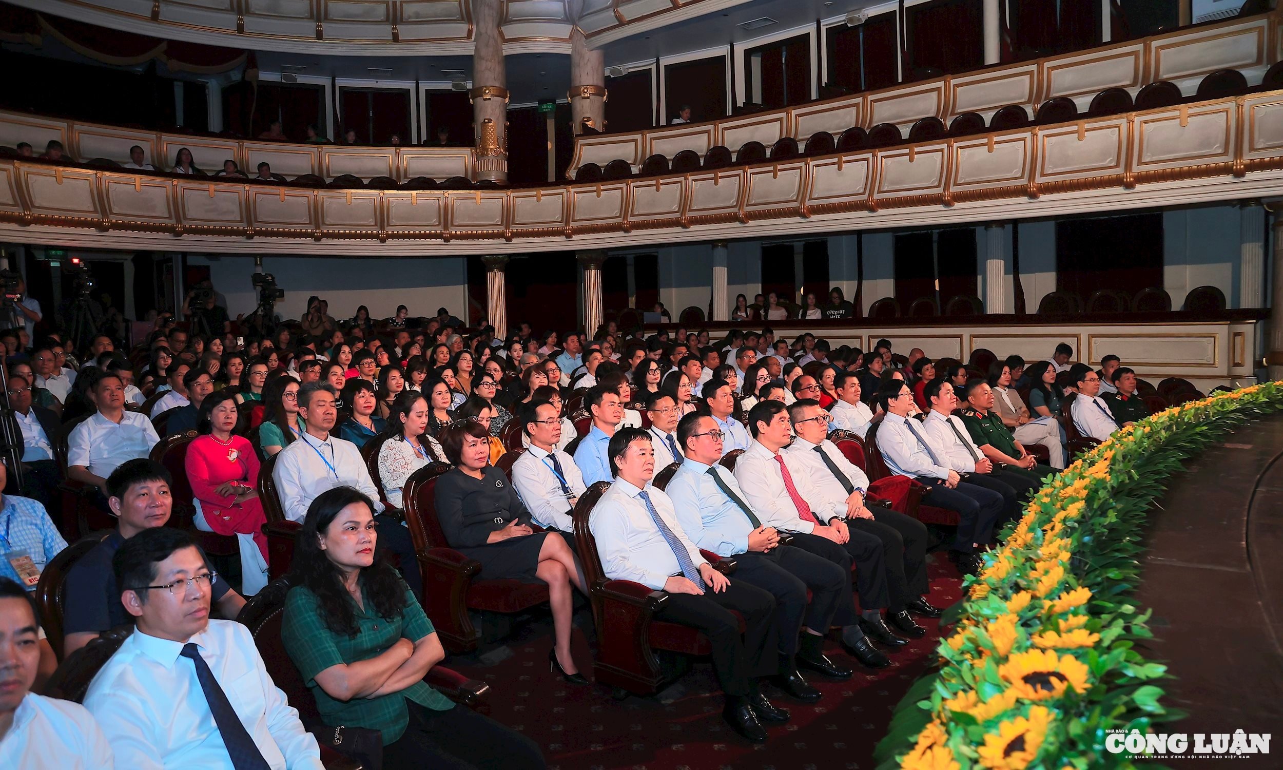 Lãnh đạo Đảng, Nhà nước tham dự chương trình nghệ thuật đặc biệt tôn vinh 100 năm Báo chí Cách mạng Việt Nam.