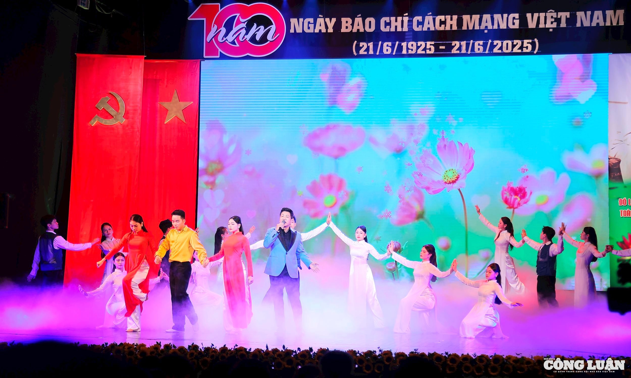NSND Quốc Hưng biểu diễn tại chương trình nghệ thuật đặc biệt.