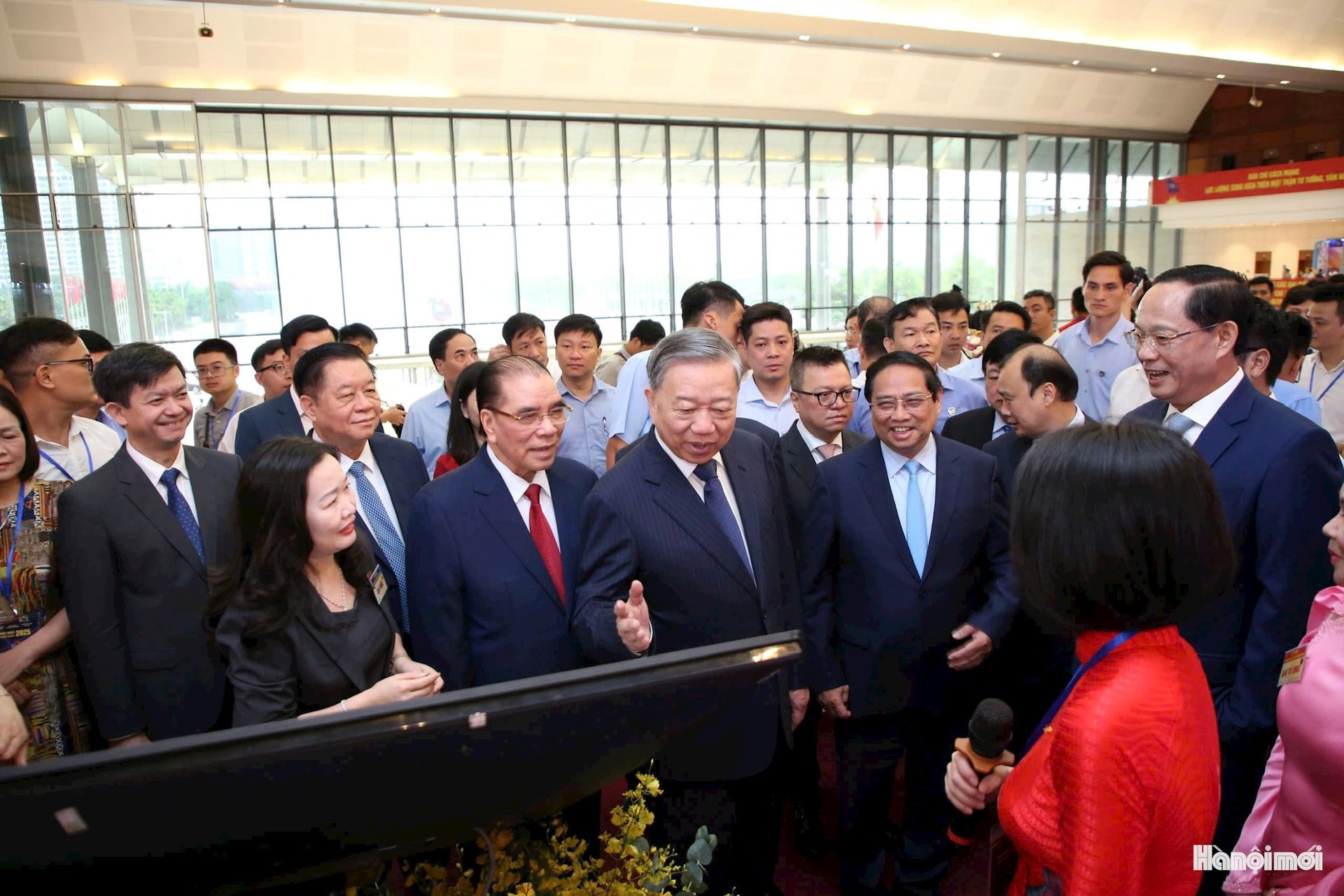  Tổng Bí thư Tô Lâm, nguyên Tổng Bí thư Nông Đức Mạnh, Thủ tướng Chính phủ Phạm Minh Chính, cùng các đồng chí lãnh đạo Đảng, Nhà nước tham quan Hội Báo toàn quốc tại Trung tâm Hội nghị Quốc gia. Ảnh: Viết Thành