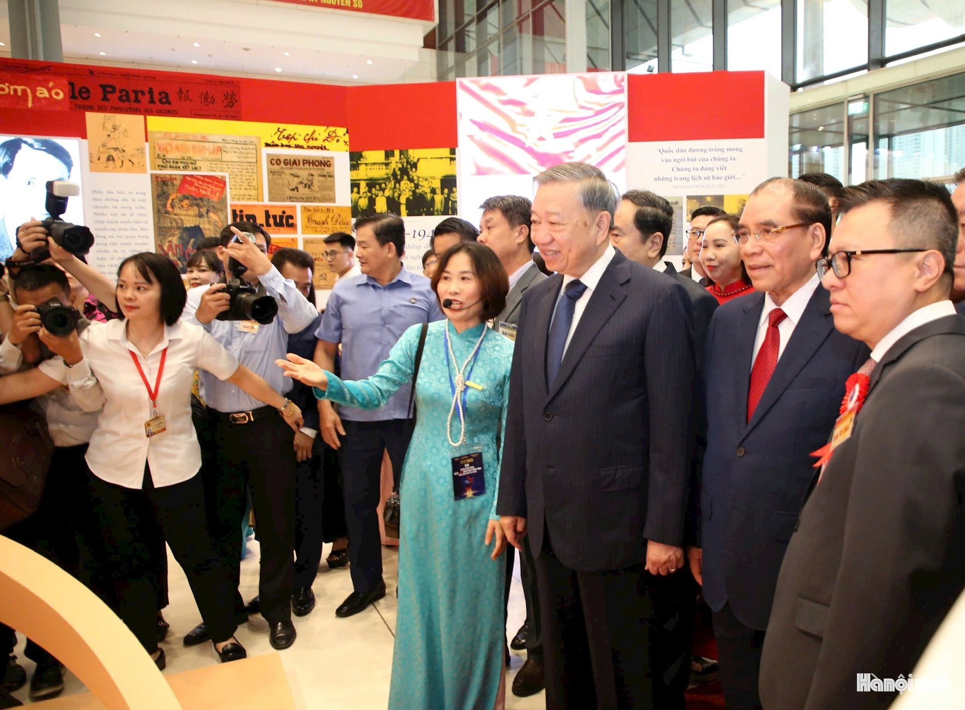  Tổng Bí thư Tô Lâm, nguyên Tổng Bí thư Nông Đức Mạnh cùng các đồng chí lãnh đạo Đảng, Nhà nước tham quan Hội Báo toàn quốc tại Trung tâm Hội nghị Quốc gia. Ảnh: Viết Thành