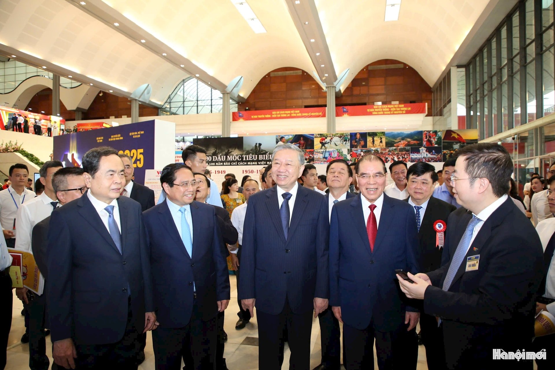  Tổng Bí thư Tô Lâm, nguyên Tổng Bí thư Nông Đức Mạnh, Thủ tướng Chính phủ Phạm Minh Chính, Chủ tịch Quốc hội Trần Thanh Mẫn, cùng các đồng chí lãnh đạo Đảng, Nhà nước và cơ quan báo chí tại Trung tâm Hội nghị Quốc gia. Ảnh: Viết Thành